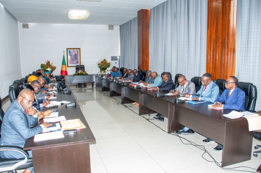 Le Premier Ministre, Chef du Gouvernement, Anatole Collinet Makosso a présidé une réunion interministérielle avec les associations de retraités afin d’échanger sur leurs préoccupations, notamment les arriérés de pensions, l’harmonisation du point d’indice et le paiement concomitant des pensions et des salaires.
À l’issue des échanges, le Gouvernement a annoncé la mise en place d’un comité technique mixte chargé d’actualiser et d’harmoniser les données sur les arriérés, en collaboration avec les services concernés, y compris le paiement d’un mois d’arriérés dans quelques jours.
Cette démarche vise à renforcer le dialogue social et à privilégier des réponses structurelles et durables, au-delà des mesures ponctuelles, pour améliorer progressivement la situation des retraités.