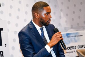 Le Premier ministre, Chef du Gouvernement, Anatole Collinet Makosso, a pris part à la cérémonie de présentation de l’ouvrage À cœur ouvert, témoignage du fils d’un messager, signé par Junior Collinet Makosso
