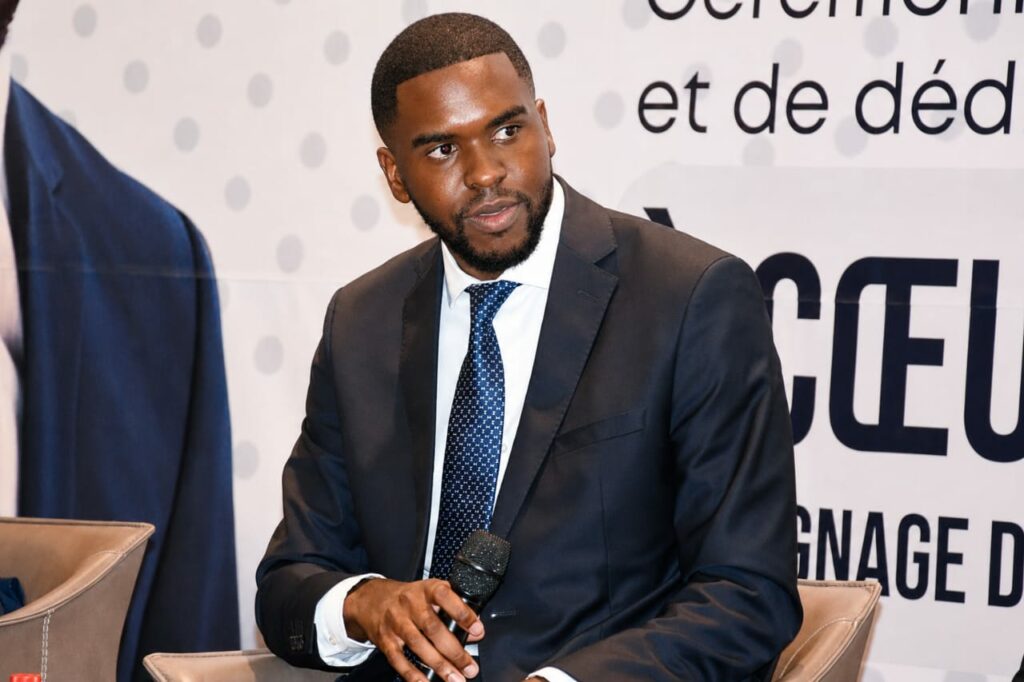 Le Premier ministre, Chef du Gouvernement, Anatole Collinet Makosso, a pris part à la cérémonie de présentation de l’ouvrage À cœur ouvert, témoignage du fils d’un messager, signé par Junior Collinet Makosso