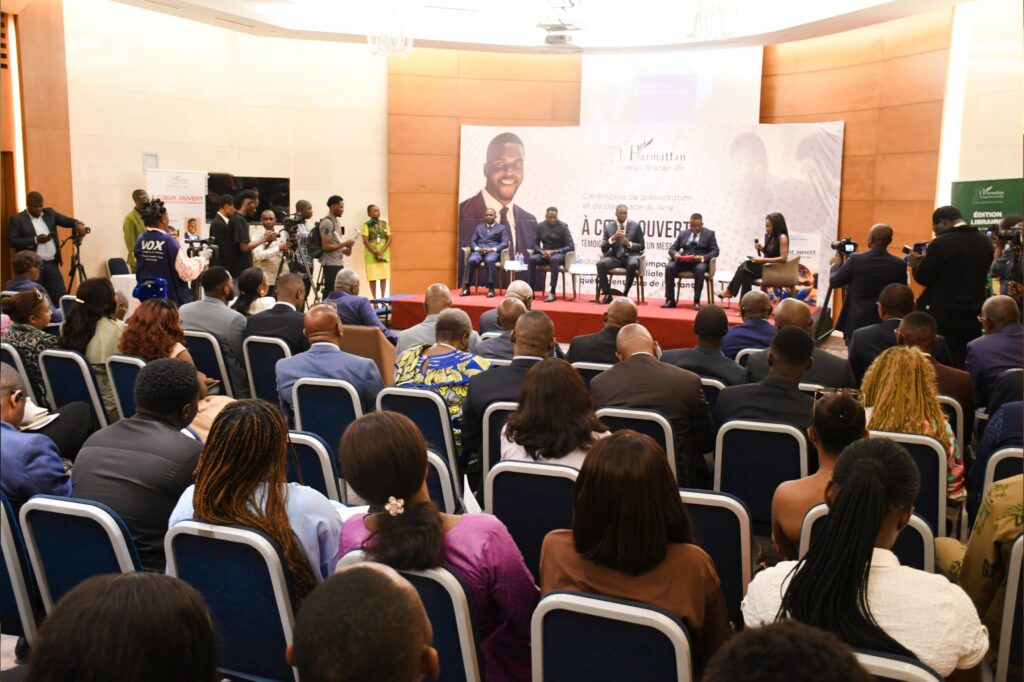 Le Premier ministre, Chef du Gouvernement, Anatole Collinet Makosso, a pris part à la cérémonie de présentation de l’ouvrage À cœur ouvert, témoignage du fils d’un messager, signé par Junior Collinet Makosso